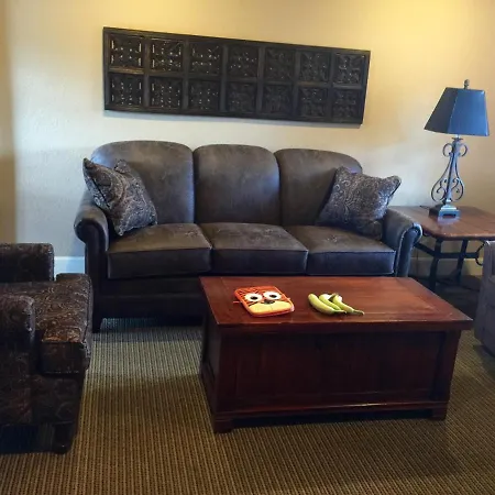 The Lodge On Route 66 Williams Exterior foto A living room with a leather sofa